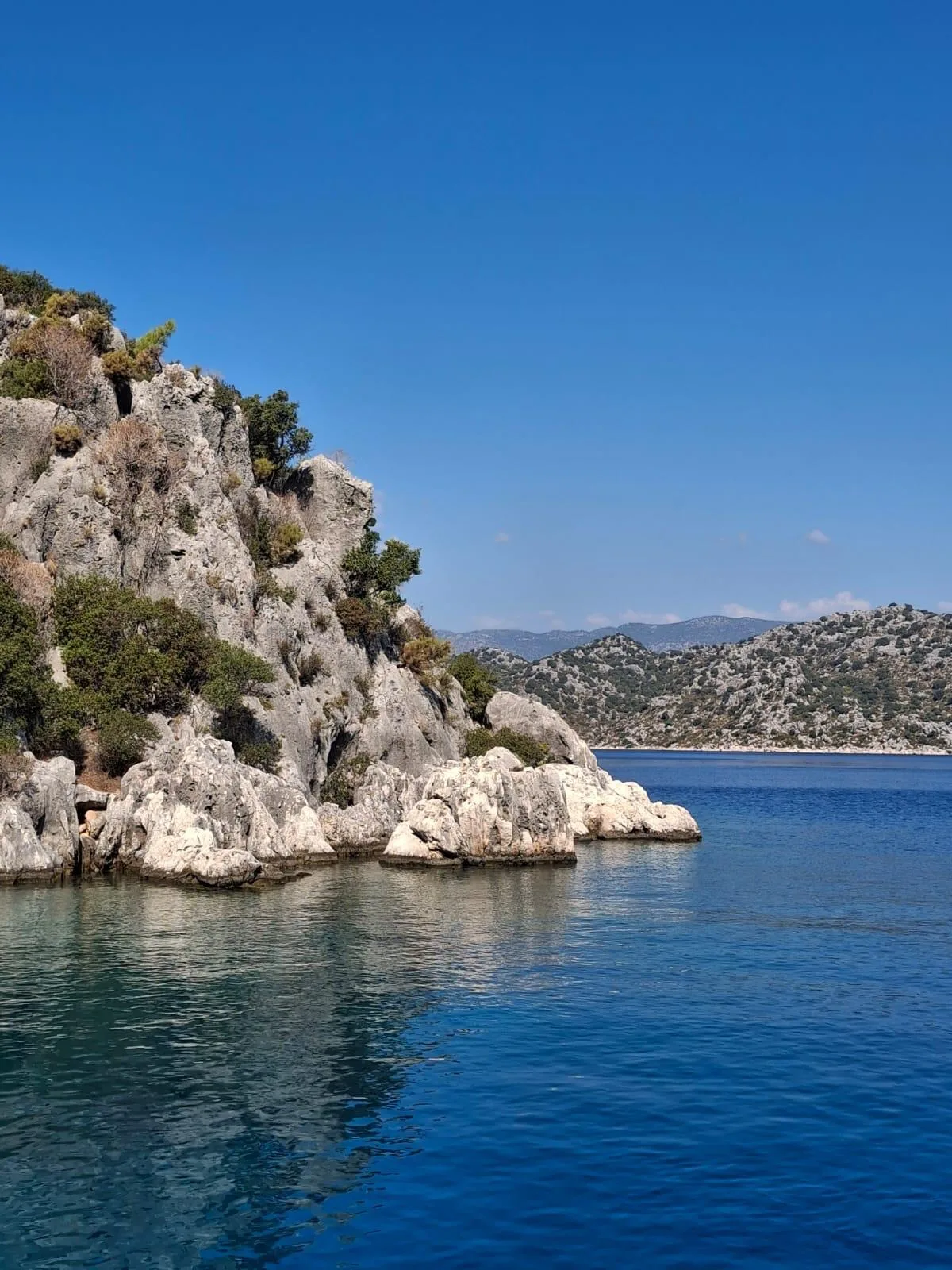 Côte rocheuse et mer limpide